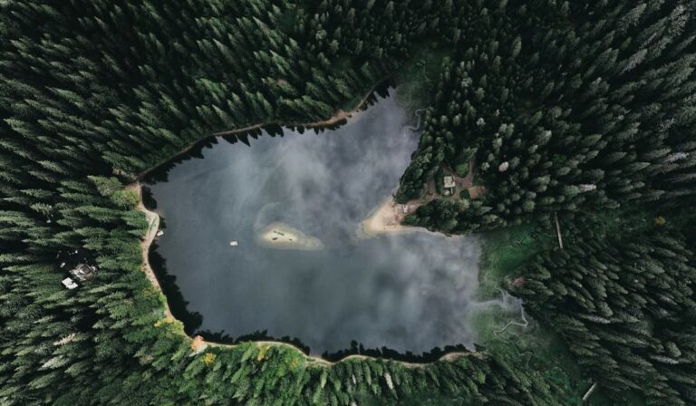 Kárpátalja ma: a Szinevéri-tó madártávlatból