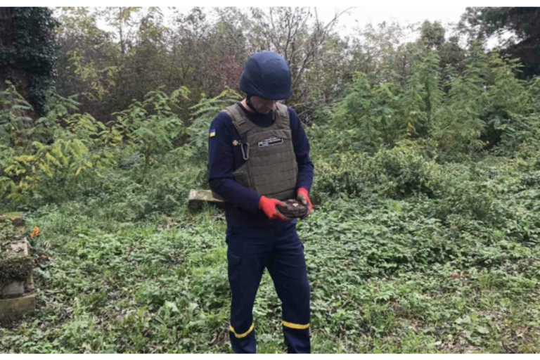 Robbanószerkezetet találtak egy temetőben Kárpátalján