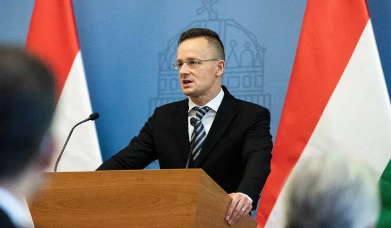 Szijjártó: Meg kell szüntetni a keresztényekkel szembeni agressziót