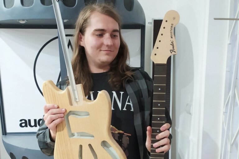 Felhangolva: Szabó Artúr gitáros, gitárjavító