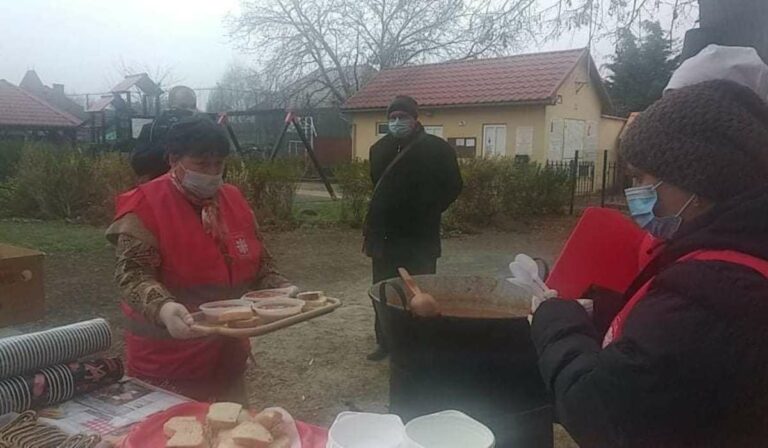 Karácsonyi ebédosztás a Szent Anna Karitásznál