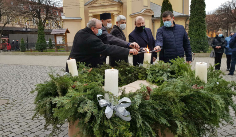 A negyedik gyertya lángja is fellobbant Beregszász főterén