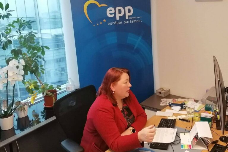 A kárpátaljai magyar közösség védelmében szólalt fel Bocskor Andrea