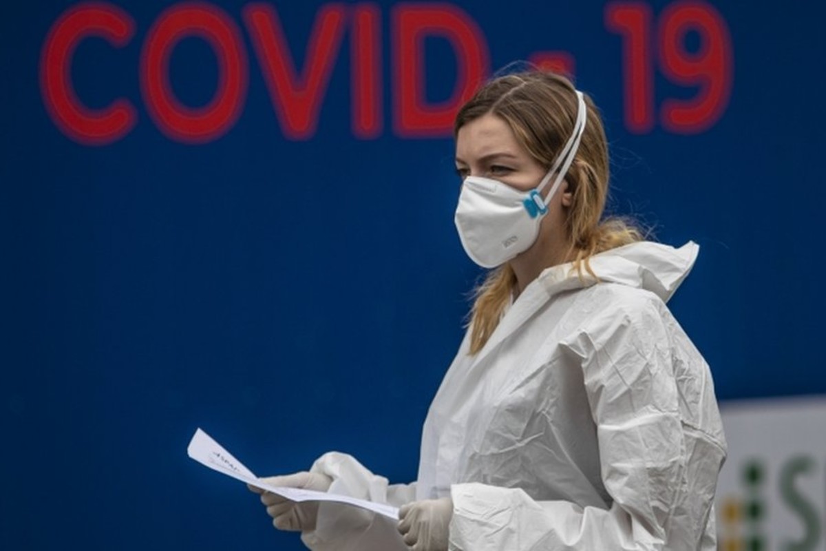 koornavírus nő szájmaszkban