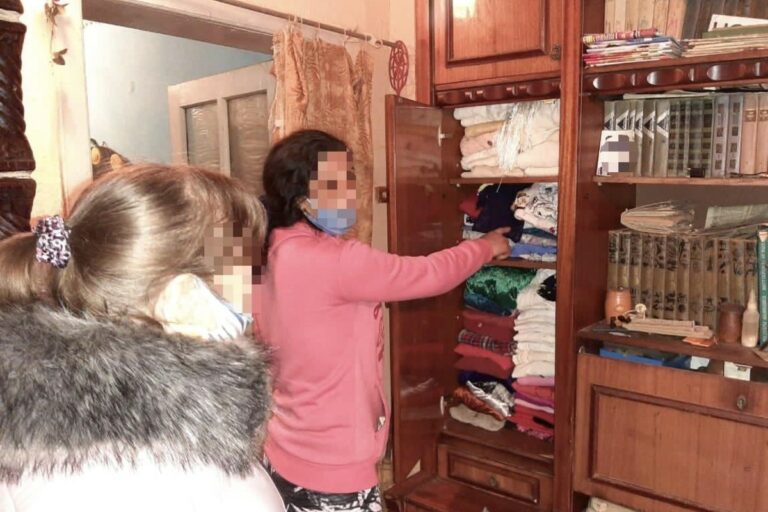 Csalók fosztottak ki egy vak nőt Izsnyétén