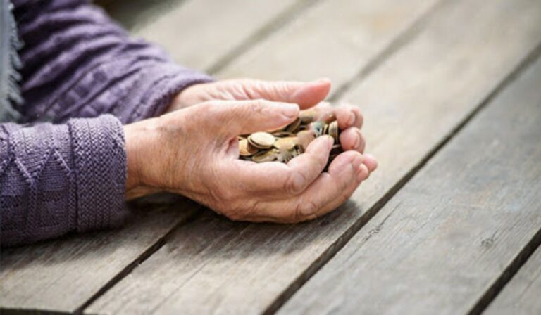 Szeptembertől az Ukrpostán vagy bankon keresztül fizetik ki a nyugdíjakat