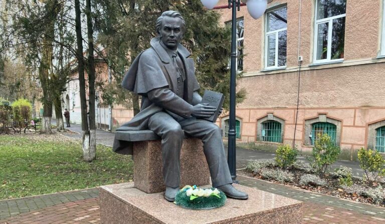 Kárpátalja ma: a beregszászi Sevcsenko-szobor