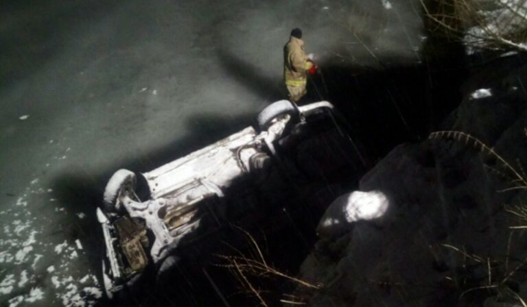 Folyóba zuhant egy autó az Ökörmezői járásban