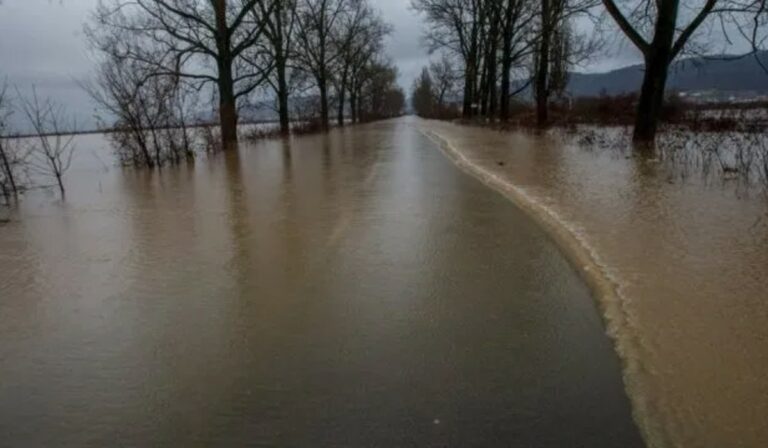 Elöntötte a víz az utat Salánk és Nagykomját között