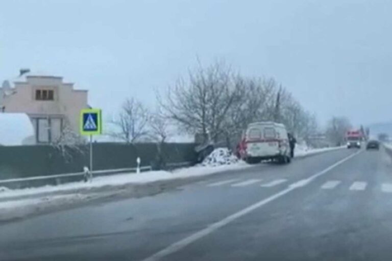 Fának ütközött egy autó Felsőkaraszlón