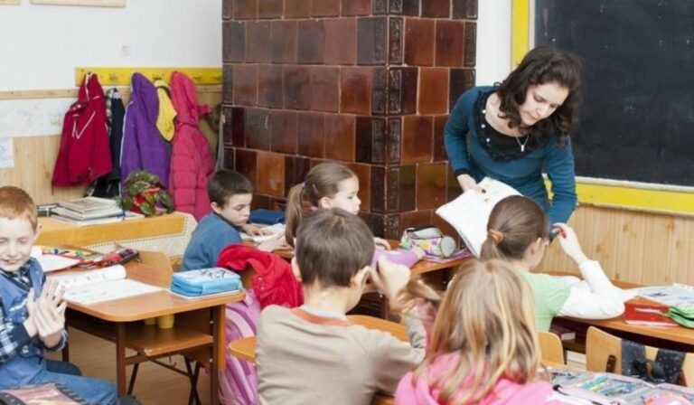 Fizetés nélkül elbocsátják a beoltatlan pedagógusokat és köztisztviselőket