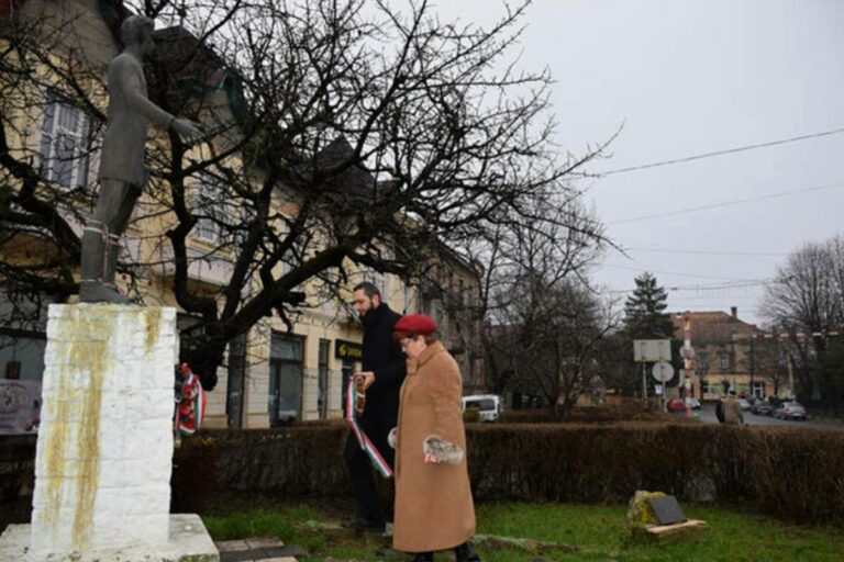 Csöndes főhajtás Petőfi szobránál – Nemzet, hűség, megmaradás