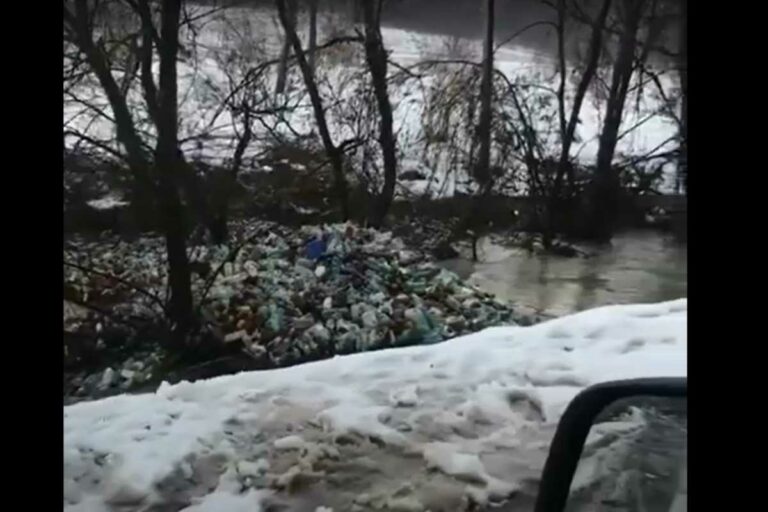 Szemétsziget a hegyi patakban