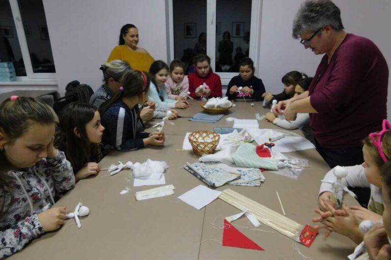 Farsangi hagyományőrző foglalkozás a nagydobronyi tanodában