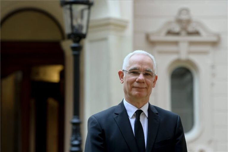 Balog Zoltán: idén mélyebben átélhetjük a kétségbeesést, de az új élet reményét is