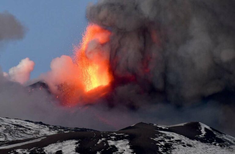 Kitört az Etna, lezárták a szicíliai Catania repülőterét