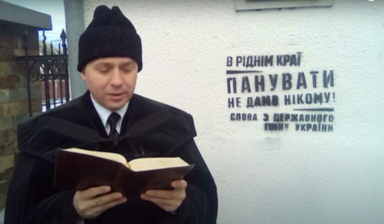 Kopogtató: kié az ország, a hatalom és a dicsőség?