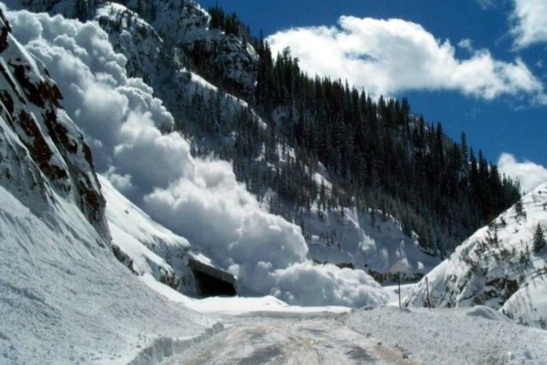 Lavinaveszélyre figyelmeztetnek Kárpátalja hegyvidéki útjain