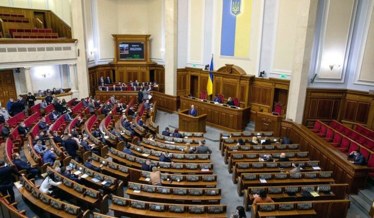 Napirendre tűzték az uniós nyelven oktató iskolák ukrán oktatásra áttérésének elhalasztását
