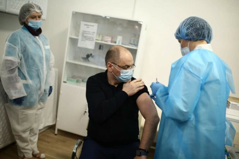 Megkapta a koronavírus elleni oltását az ukrán egészségügyi miniszter