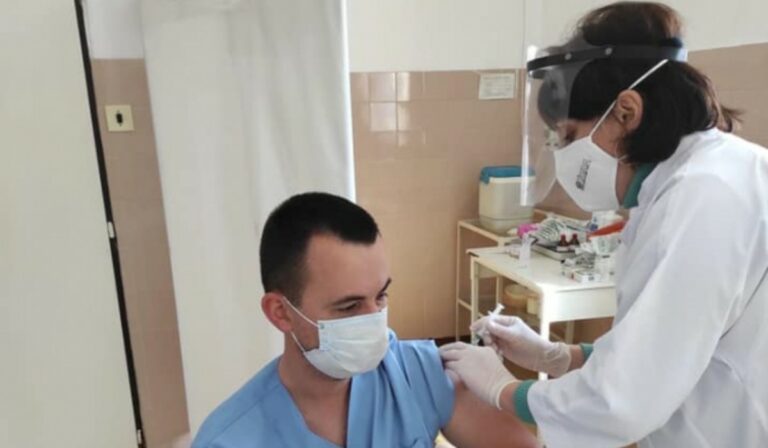 Elkezdték az egészségügyi dolgozók oltását a Beregszászi járásban