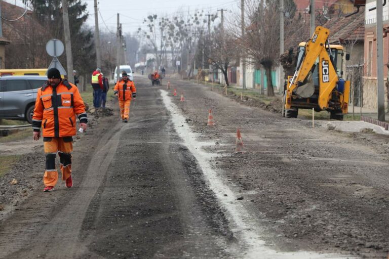 Megkezdték a Beregszász-Borzsova útszakasz felújítását