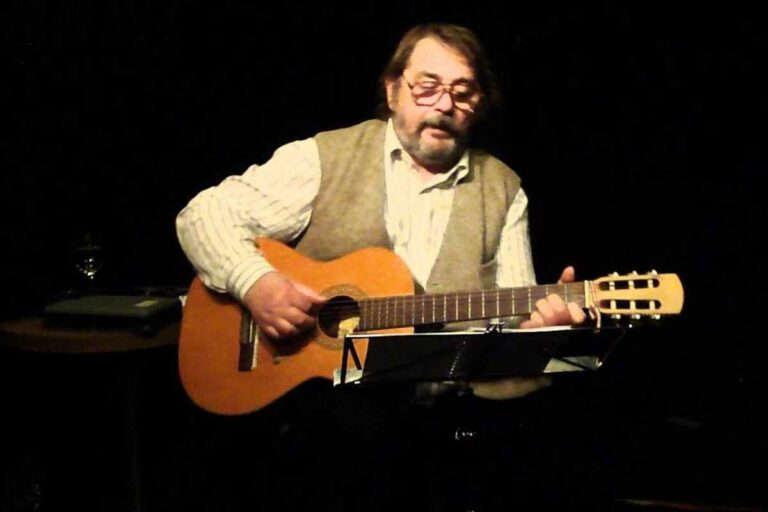 Dinnyés József