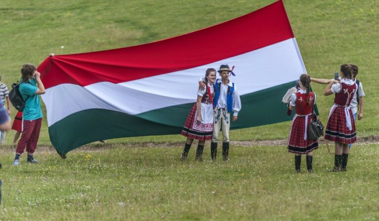 Aszimmetrikus, párhuzamos világokban élnek az erdélyi magyarok és románok