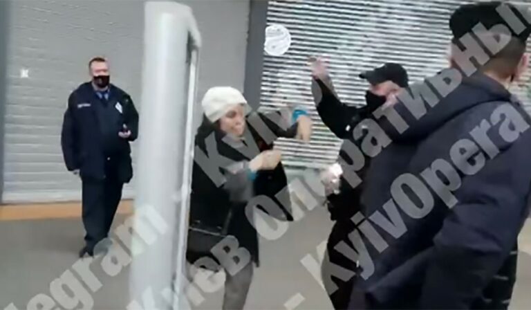 Rendőr ütött meg egy szájmaszk nélkül vásárló nőt Kijevben