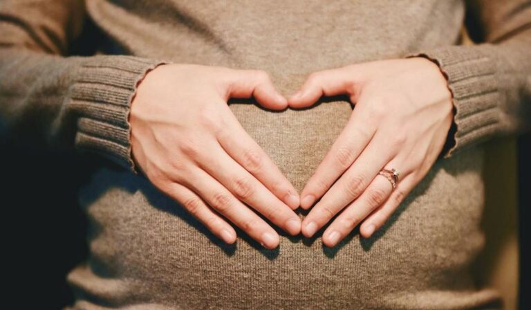 A csecsemőket is védi a koronavírustól a kismamák beoltottsága