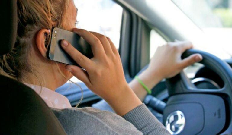 Idén már több mint 100 telefonáló sofőrt büntettek meg Kárpátalján