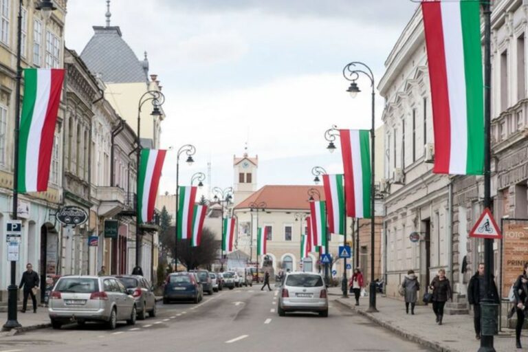 Leszedeti a román bíróság a magyar zászlókat Székelyudvarhelyen