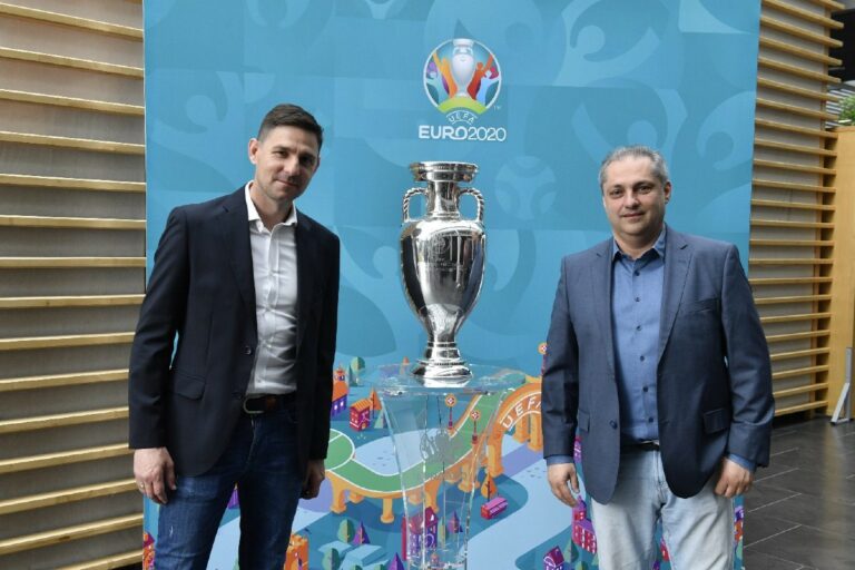 Budapestre érkezett az Eb-trófea