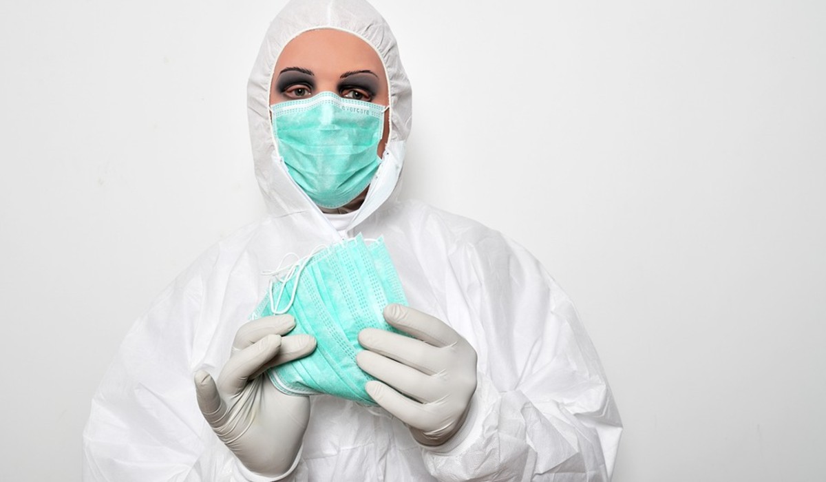 nő arcmaszk gumikesztyű