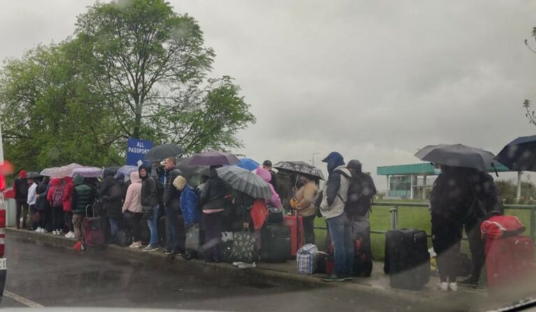 Tömegesen hagyják el Ukrajnát a külföldön dolgozók