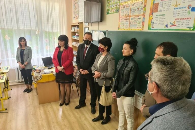 Iskolapadokat adományozott a szolyvai magyar iskolának az ungvári konzulátus