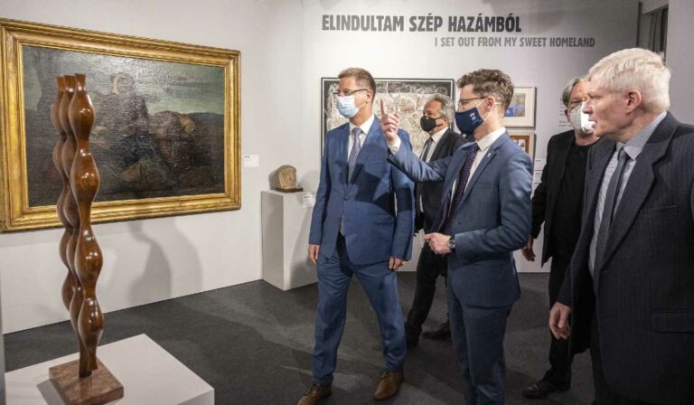 Kiállítás nyílt az elszakított területeken élő képzőművészek alkotásaiból Székesfehérváron