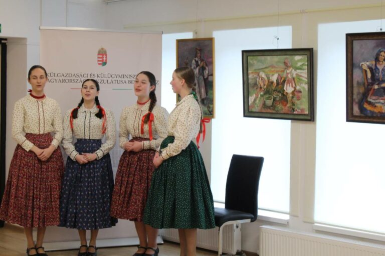 A kárpátaljai falusi élet festője – Harangozó Miklós képeiből nyílt kiállítás Beregszászban