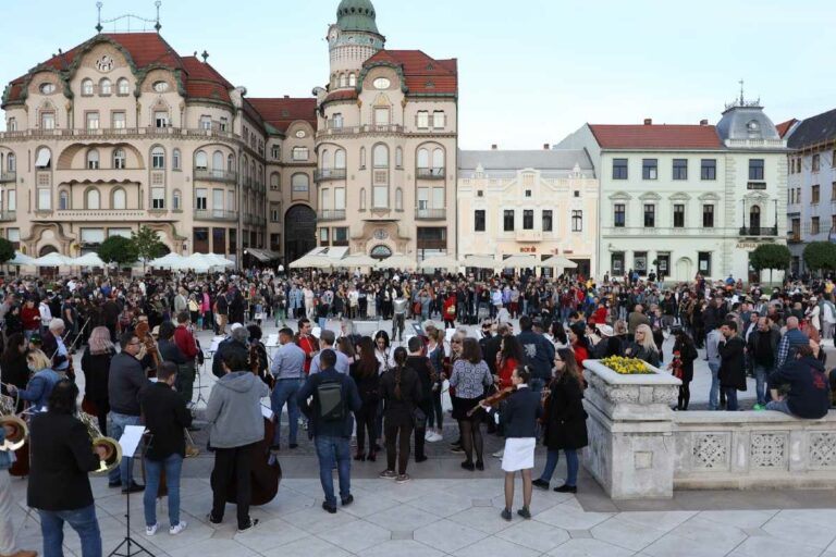 A nagyváradi kulturális intézmények összevonása ellen tiltakoztak Erdélyben