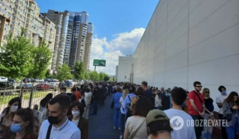 Hosszú sorokban várakoztak az oltásra Kijevben