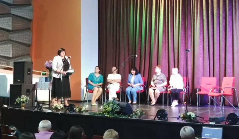 Orosz Ildikó: a nyelv helyett a nyelvtant, a gyerek helyett a tankönyvet tanítják