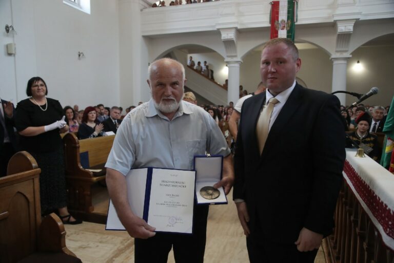 Kitüntették Hidi Endre keramikust