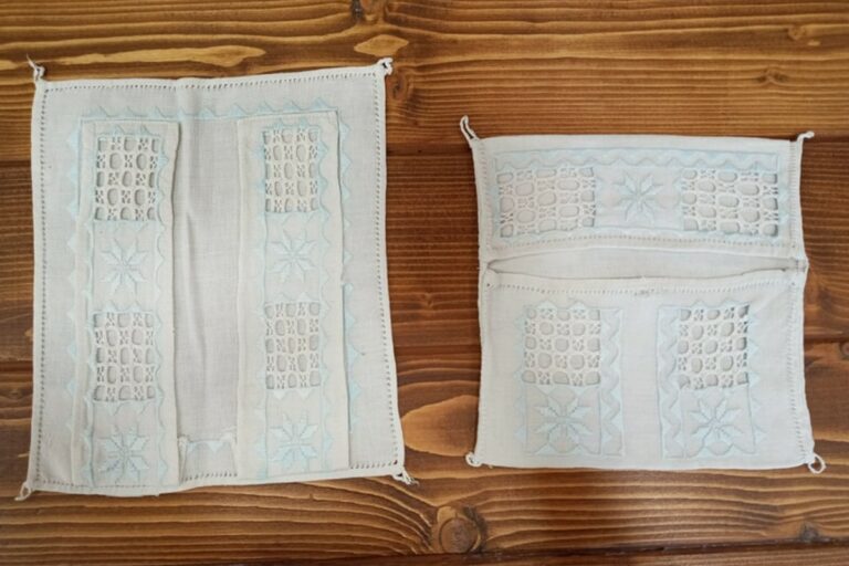 Régi tárgyak: fésű- és kefetartó