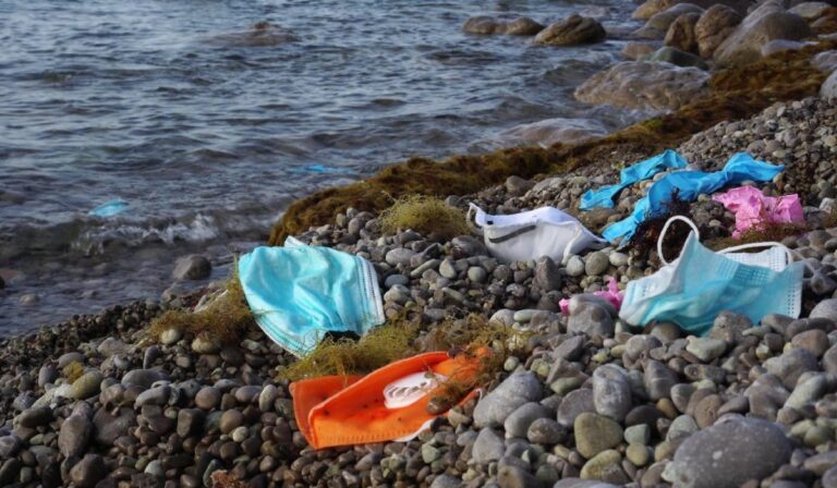 Több millió maszk szennyezi az óceánokat