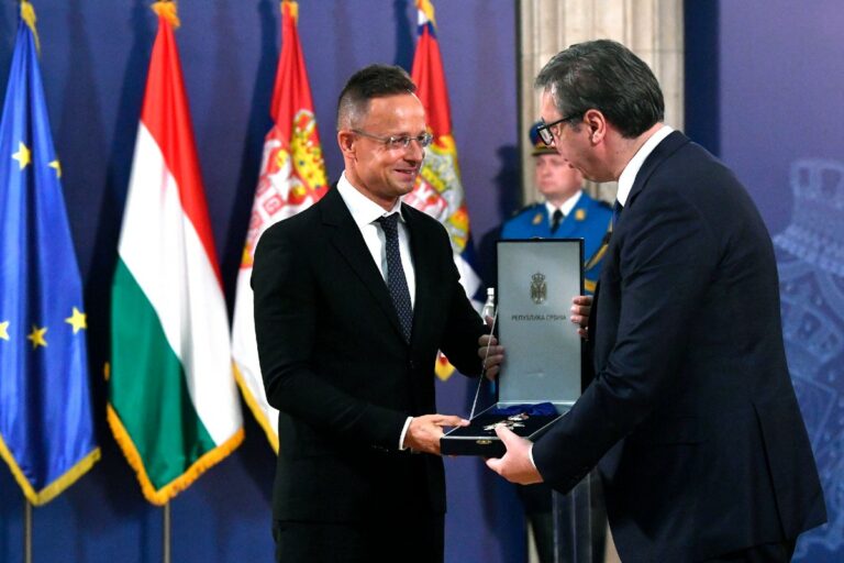 Magas rangú szerb állami kitüntetést vehetett át Szijjártó Péter