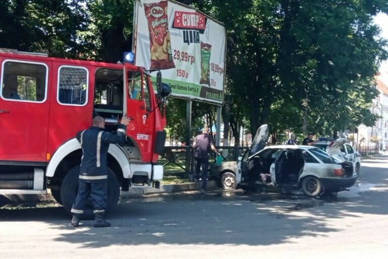 Kigyulladt egy autó Beregszász központjában