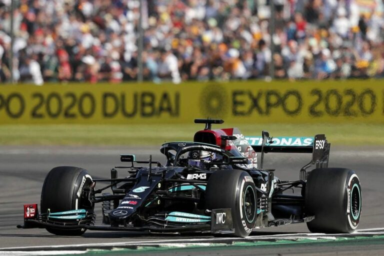 Hamilton nyerte a Forma-1-es Brit Nagydíjat