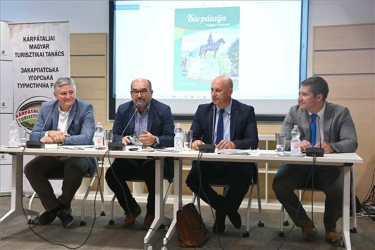 Bemutatták a Kárpátalja magyar szemmel című útikönyvet