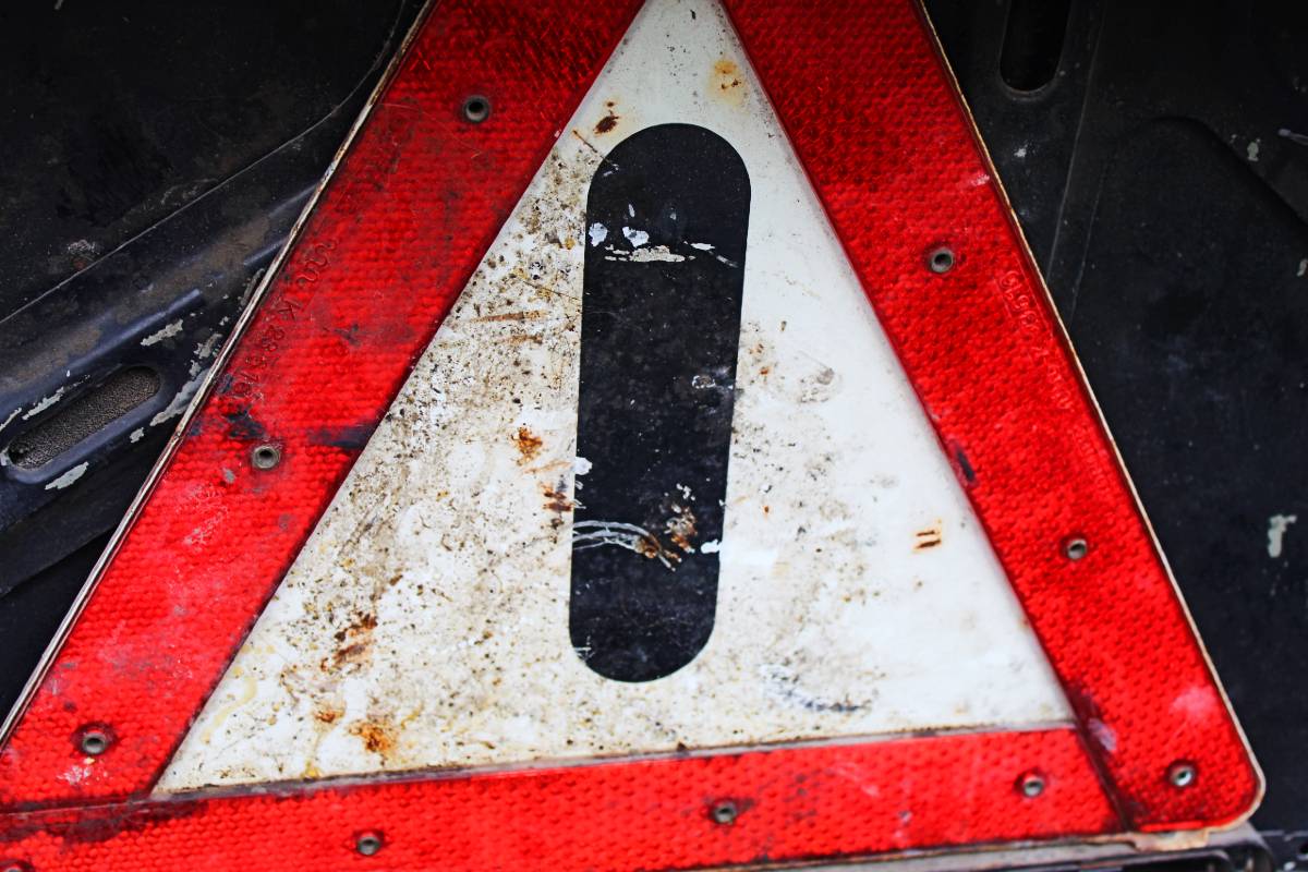 piros háromszög avarijka