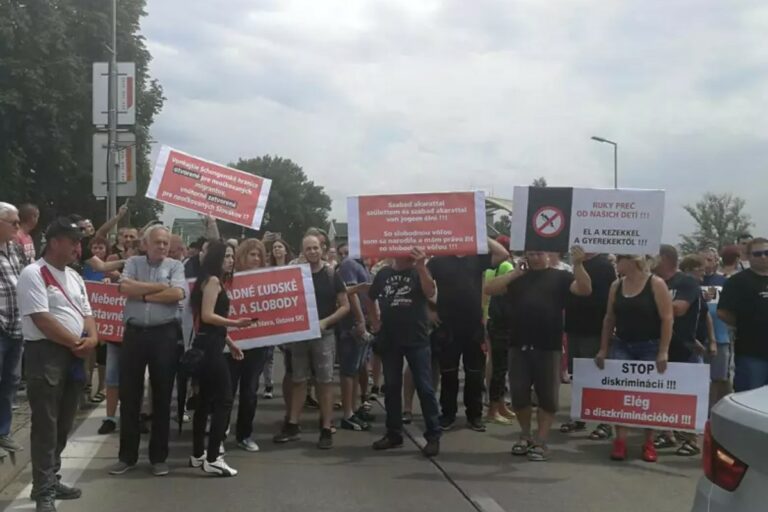 Több szlovák határátkelőn tüntettek a határátlépés szigorításai ellen